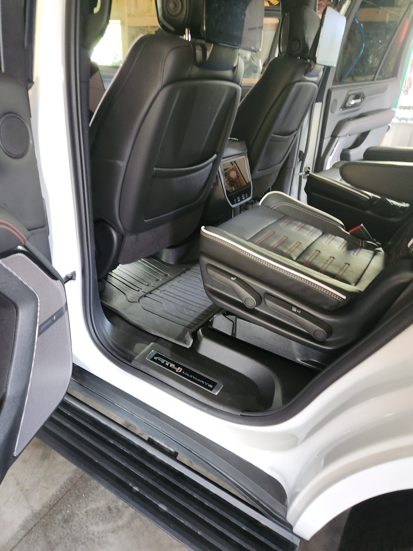 Interior Detail — GMC SUV photo 2