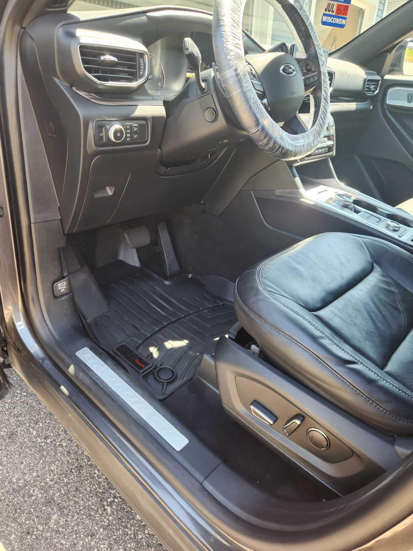 Interior Detail — Ford Explorer photo 1