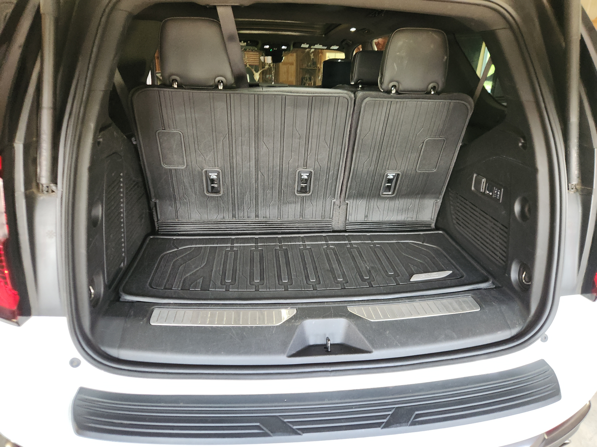 Interior Detail — GMC SUV photo 3