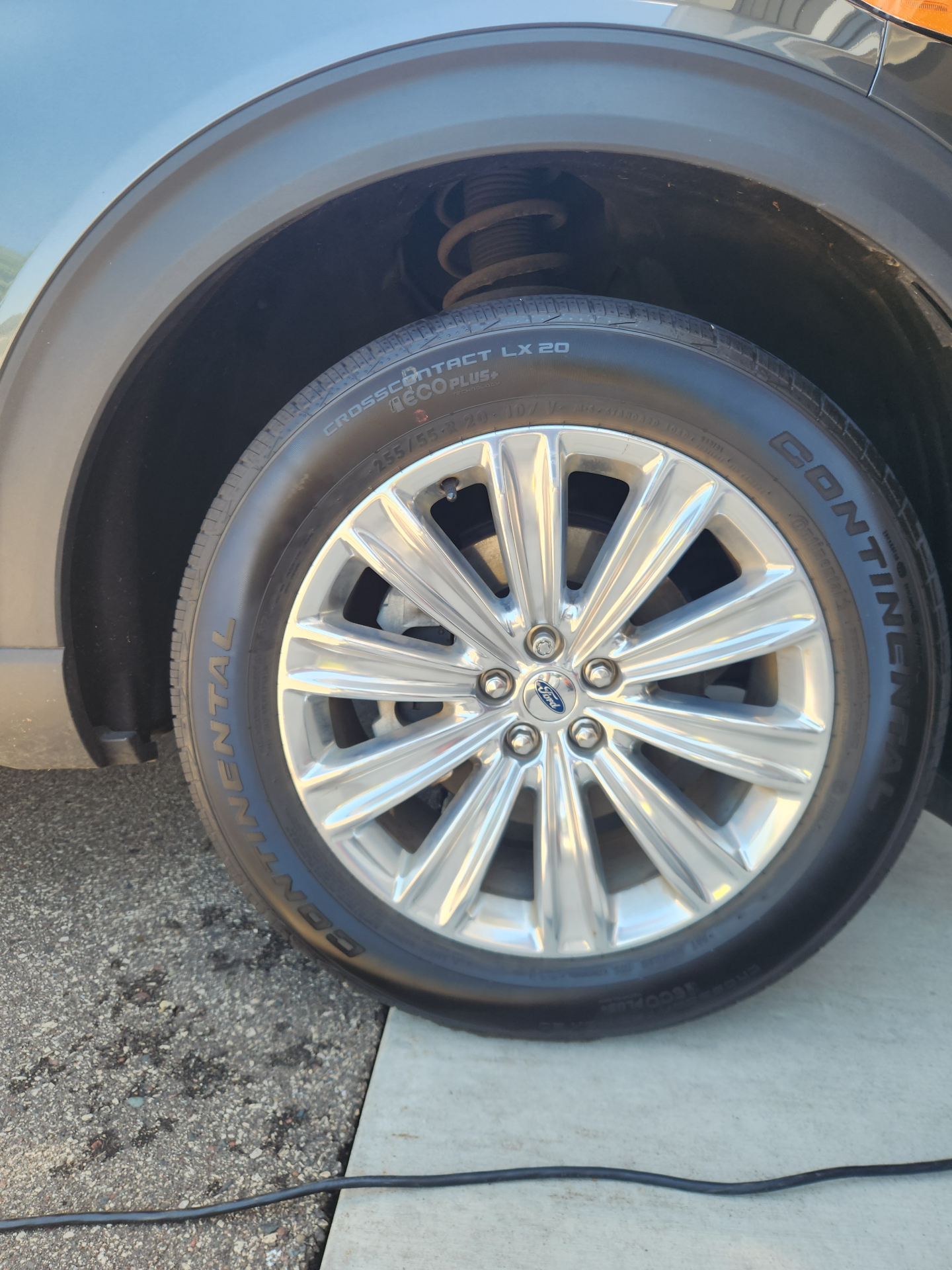 Exterior Detail — Ford Explorer photo 2