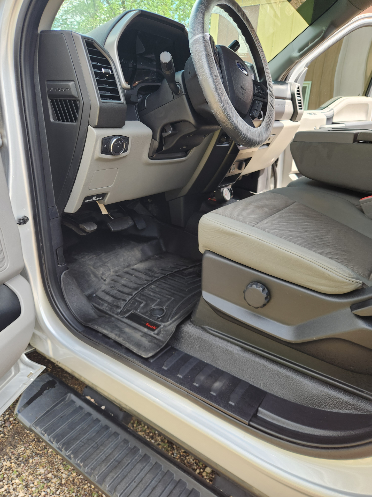 Interior Detail — Ford F-250 Super Duty photo 1
