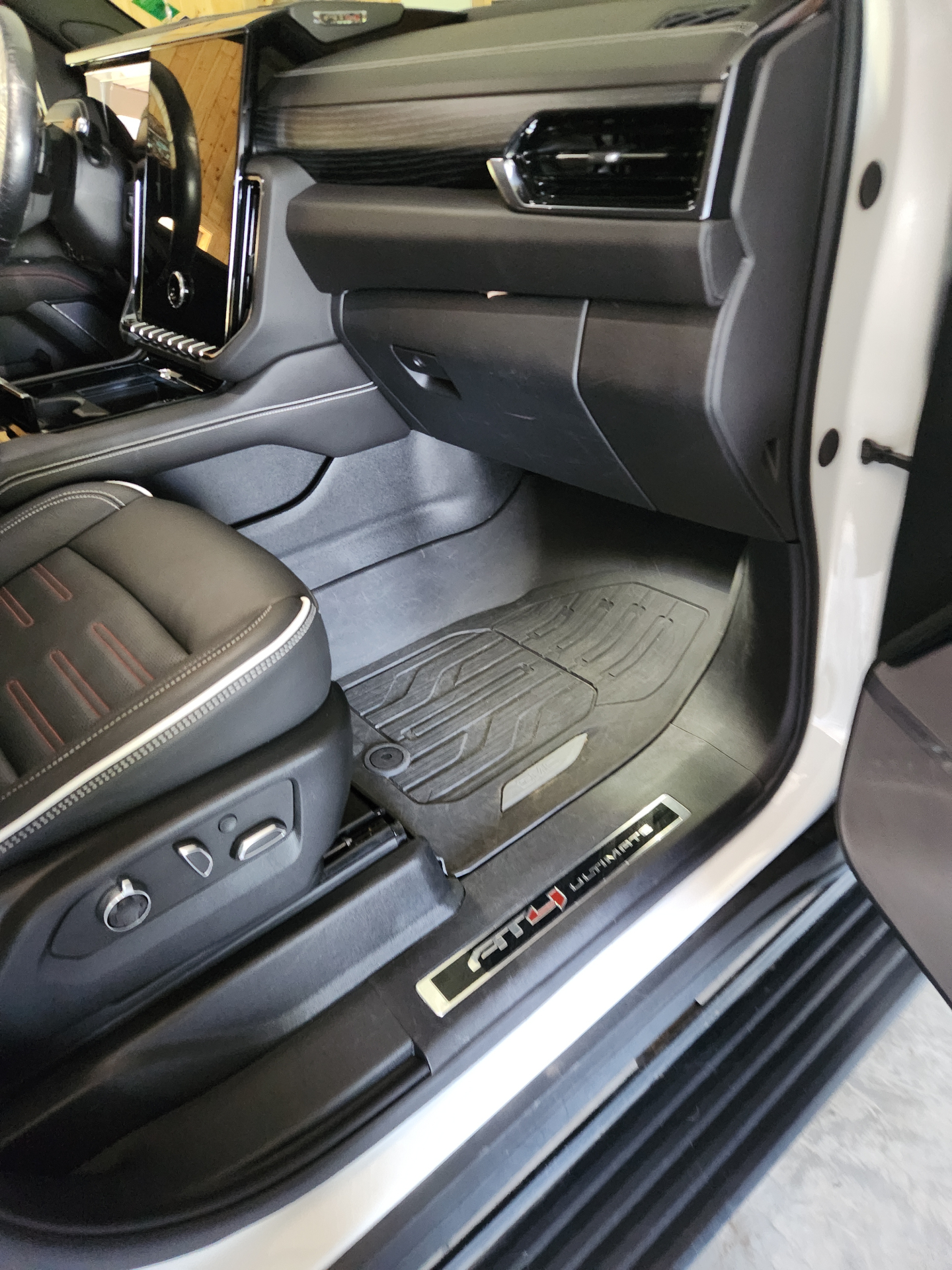 Interior Detail — GMC SUV photo 1